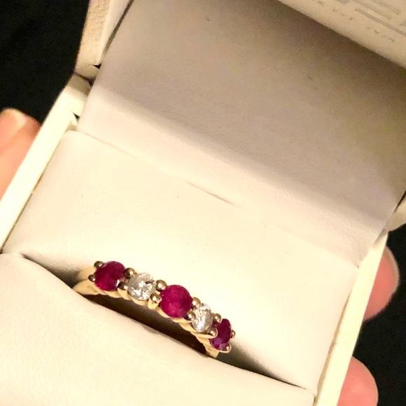 Ruby & Diamond, 14 Karat Yellow Gold band. - Picture 4 of 8